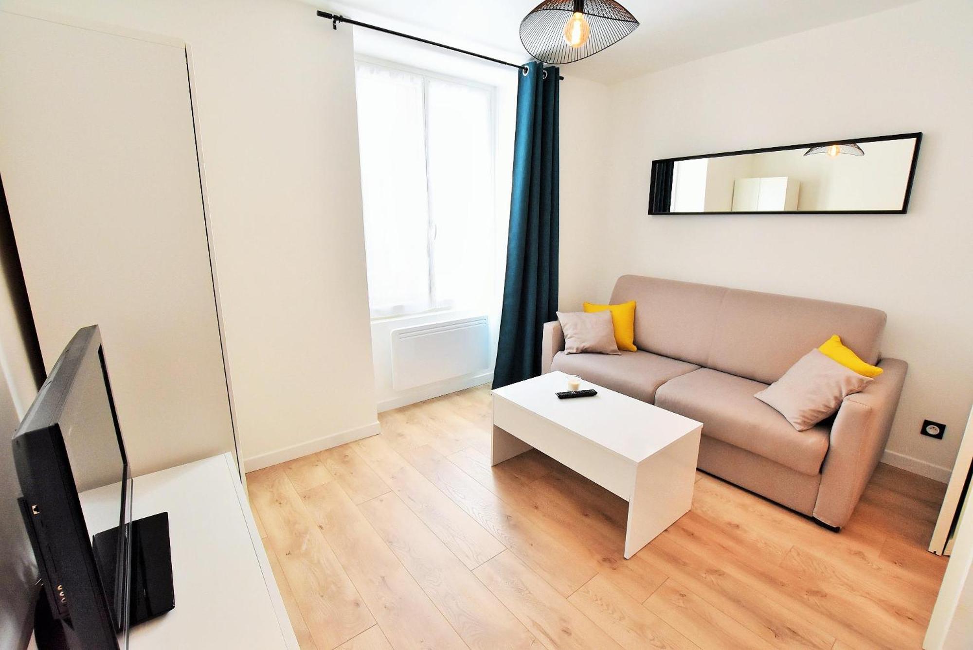 Appartement Au Coeur De La Ville De ตาแวร์นี ภายนอก รูปภาพ