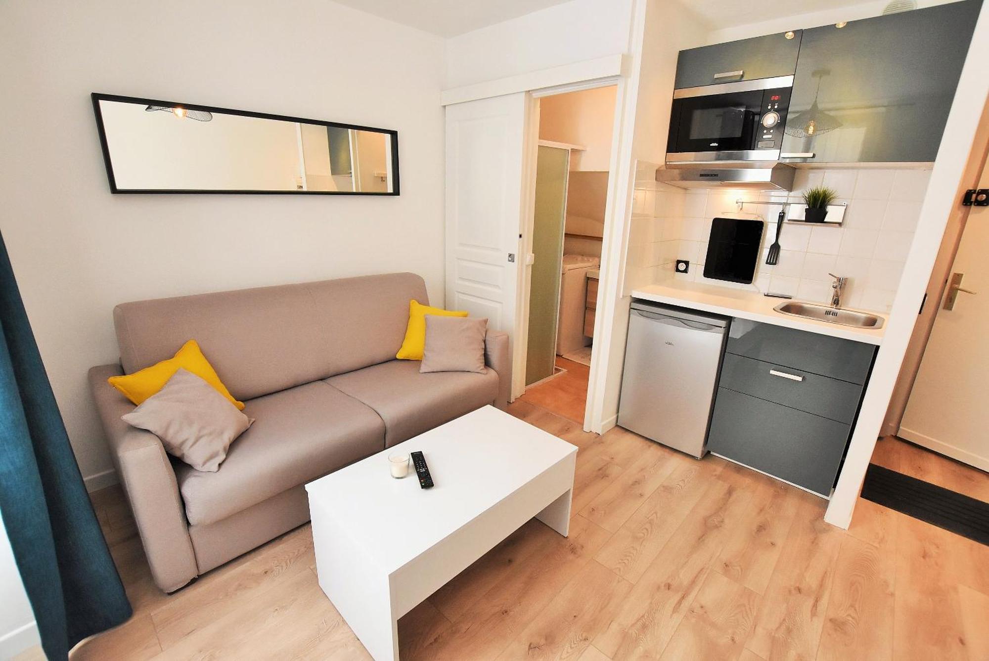 Appartement Au Coeur De La Ville De ตาแวร์นี ภายนอก รูปภาพ